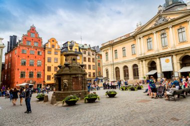 Stockholm, İsveç - 8 Eylül 2013: en eski ortaçağ Stortorget Stockholm, İsveç'te Meydanı'nda bir yaz günü