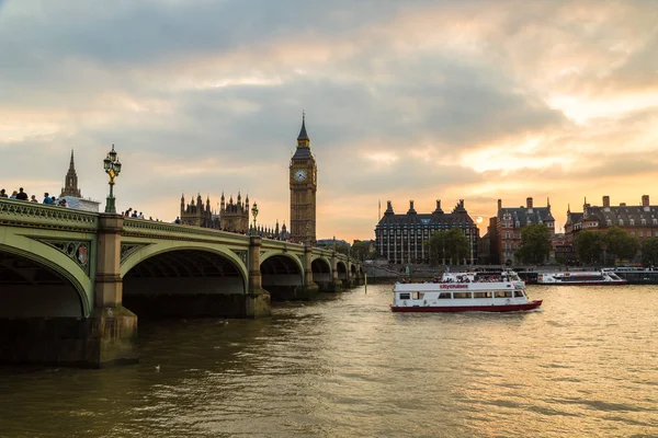 英国伦敦 2016年6月14日 英国英格兰一个美丽的夏夜 伦敦的大本钟 议会大厦和威斯敏斯特桥 — 图库照片