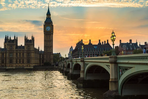 LONDON, UNITED KINGDOM - 14 Haziran 2016: The Big Ben, the Houses of Parliament and Westminster bridge in London in a beautiful summer night, England, İngiltere