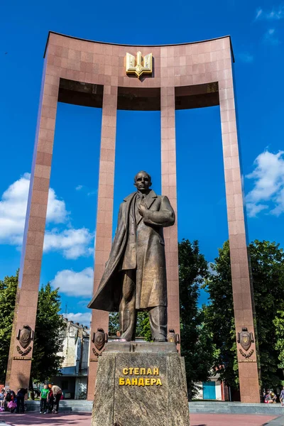 Lwów Ukraina Września 2013 Pomnik Bohatera Narodowego Ukraińskiego Bandera Lwowie — Zdjęcie stockowe