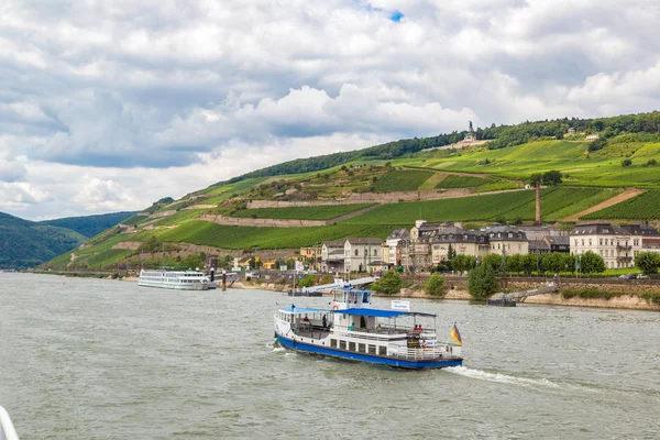 ドイツ 2016年6月16日 川ラインとRuedesheim Amライン川は美しい夏の日 ドイツのワイン造りの町です — ストック写真