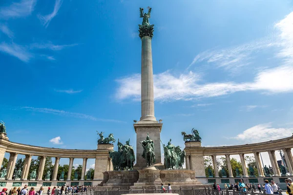布达佩斯 2013年5月 游客参观千禧纪念碑在英雄广场约2013年5月在布达佩斯 匈牙利 — 图库照片