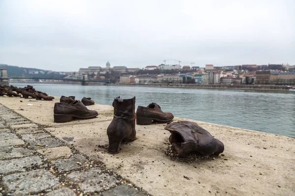 Budapest Hungria Junho 2016 Sapatos Simbolizando Massacre Pessoas Baleadas Rio — Fotografia de Stock