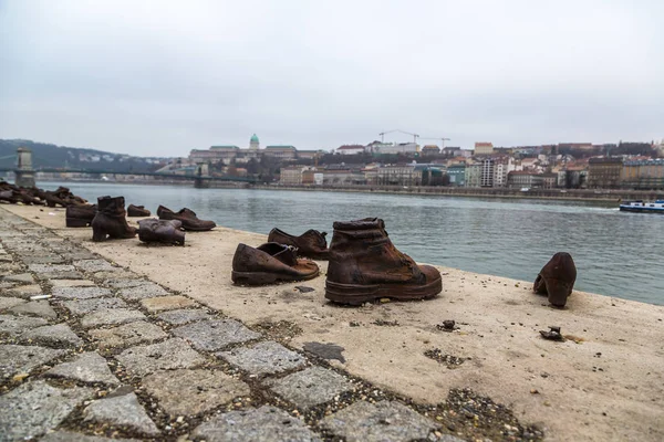 Budapest Hungria Junho 2016 Sapatos Simbolizando Massacre Pessoas Baleadas Rio — Fotografia de Stock