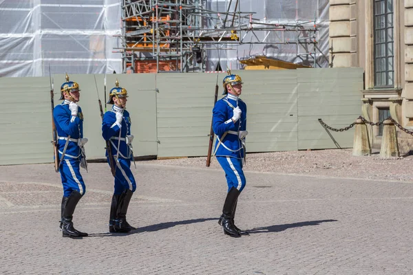 Stockholm Suécia Maio Guardas Reais Palácio Estocolmo Dia Ensolarado Suécia — Fotografia de Stock