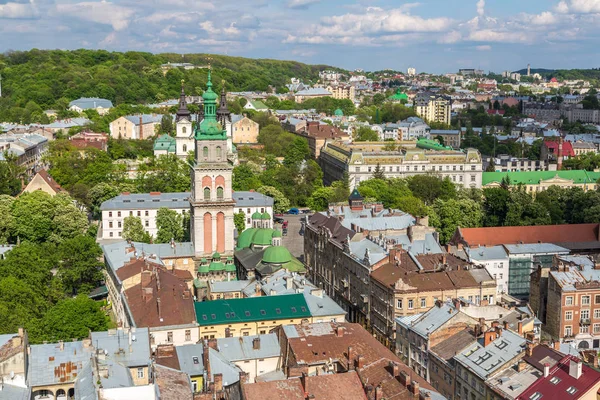Lviv, Ukrayna - 23 Mayıs: Panoramik hava görünümünde Lviv, Ukrayna'nın güneşli bir gün