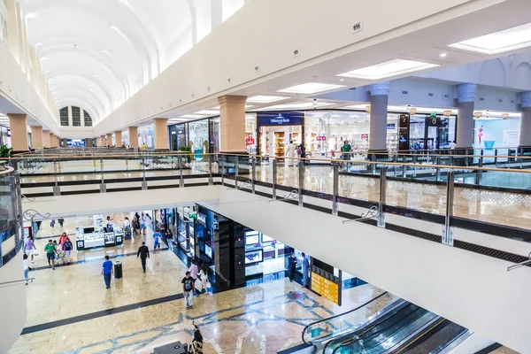 ドバイ アラブ首長国連邦 2013 2013 日にドバイ首長国連邦のショッピング モールで買い物客 エミレーツ モールはショッピング モールです — ストック写真