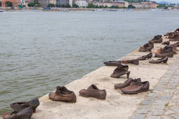 Budapeszt Węgry Lipca 2017 Buty Symbolizujące Masakra Ludzie Strzelali Dunaju — Zdjęcie stockowe