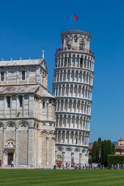 PISA, ITALY - 22 июля 2017 года: Наклонная башня и собор Пизы в летний день в Пизе, Италия, в прекрасный летний день

