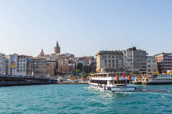 美丽的夏日海湾地区的金喇叭在伊斯坦布尔 土耳其的伊斯坦布尔 土耳其 2017 载客船 — 图库照片