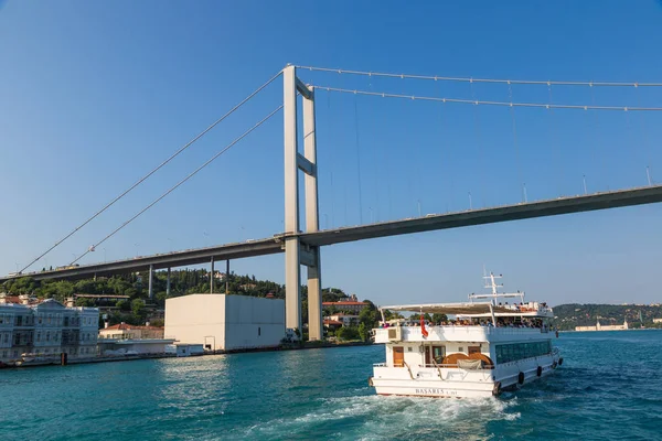 Istanbul Turchia Luglio 2017 Nave Passeggeri Ponte Sul Bosforo Nel — Foto Stock