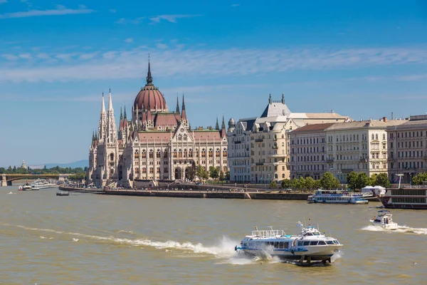 布达佩斯 匈牙利 2017年7月22日 匈牙利布达佩斯的议会大厦在一个美丽的夏日 — 图库照片