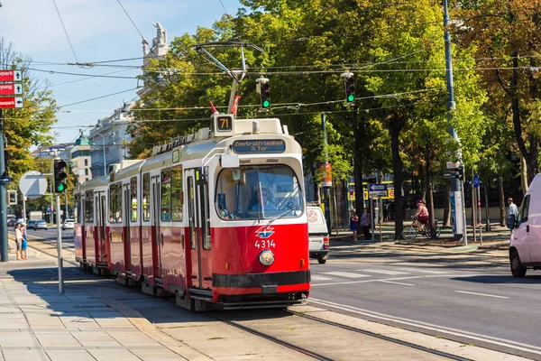 Viena Austria Julio 2017 Tradicional Tranvía Eléctrico Rojo Viena Austria — Foto de Stock