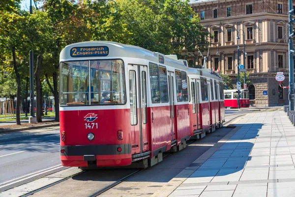 Wiedeń Austria Lipca 2017 Tradycyjny Czerwony Tramwaj Elektryczny Wiedniu Piękny — Zdjęcie stockowe