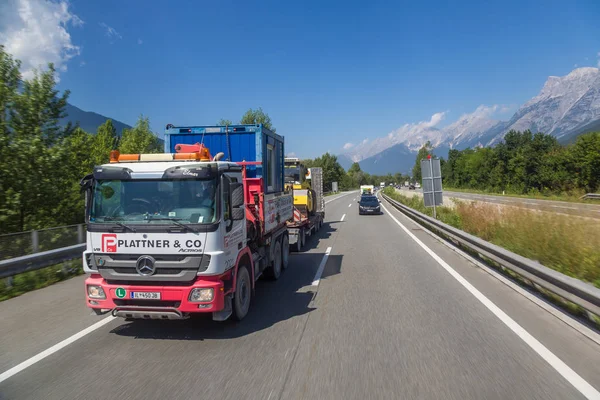 Innsbruck Österrike Juli 2017 Asfalterad Väg Österrike Alperna Vacker Sommardag — Stockfoto