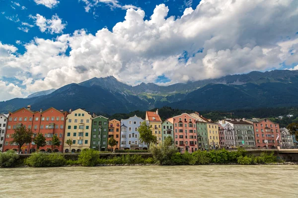 Innsbruck Oesterreich Juli 2017 Baufassade Und Alpenberge Dahinter Innsbruck Einem — Stockfoto