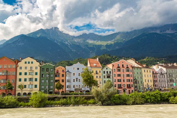 因斯布鲁克 奥地利 2017年7月25日 在美丽的夏日 在因斯布鲁克的建筑外立面和阿尔卑斯山山脉 奥地利 — 图库照片