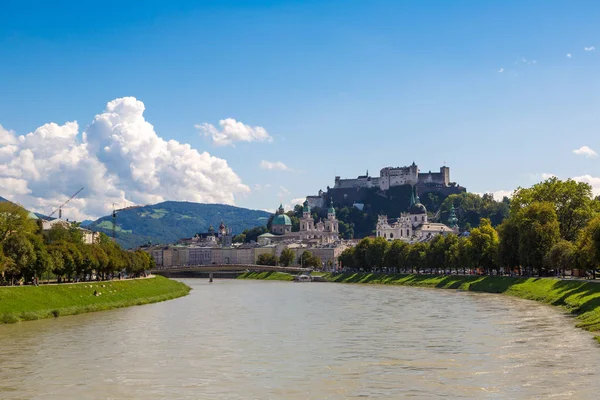 Salzburg Rakousko Července 2017 Panoramatický Pohled Salzburg Pevnost Hohensalzburg Řeka — Stock fotografie