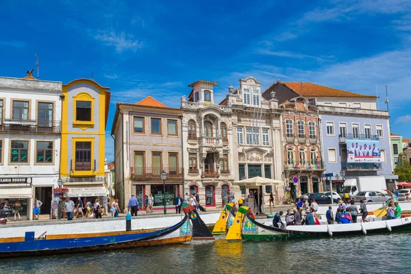 Aveiro, Portekiz - 25 Temmuz 2017: Şehrin ana kanalda bir güzel yaz günü Aveiro, Portekiz geleneksel tekneler