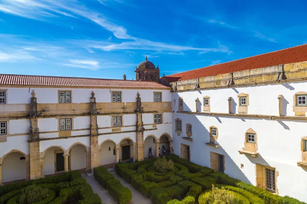 托马尔 葡萄牙 2017年6月12日 中世纪圣殿骑士城堡的中心广场在托马尔在一个美丽的夏日 葡萄牙 — 图库照片