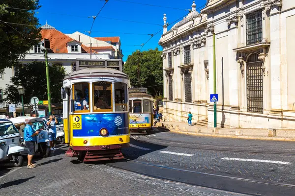 美しい夏の日 2016 日にポルトガルのリスボンの市内中心部のリスボン ポルトガル 2016 ヴィンテージ トラム — ストック写真