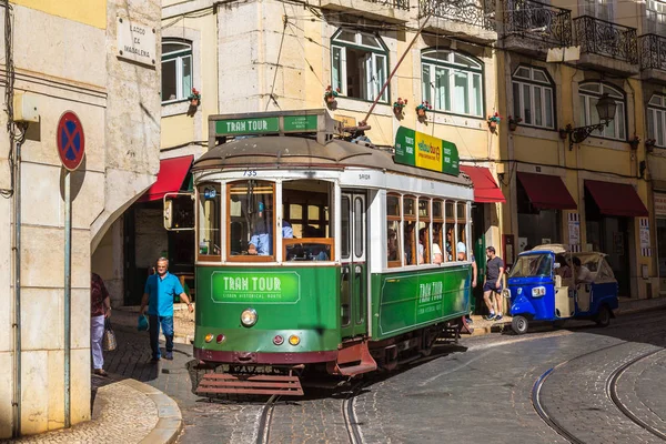 Lisbon, Portekiz - 12 Haziran 2016: Vintage tramvay bir güzel yaz günü, Portekiz üzerinde 12 Haziran 2016 yılında Lizbon şehir merkezi