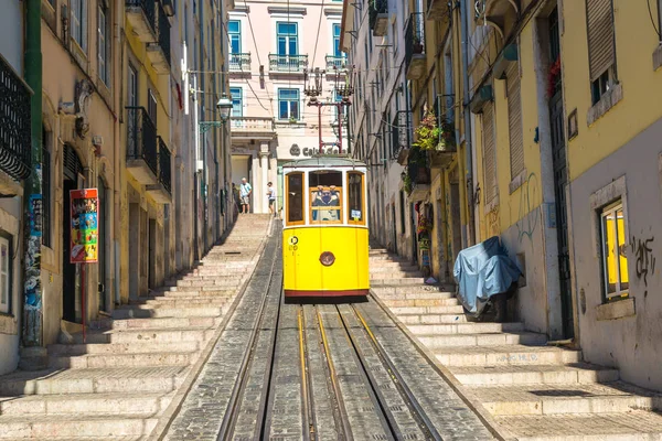 美しい夏の日 2016 日にポルトガルのリスボンの市内中心部のザのグロリア ケーブルカーのリスボン ポルトガル 2016 — ストック写真