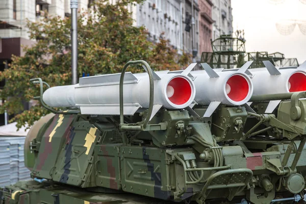 美しい夏の日 ウクライナのキエフで軍事機器の展示会北 モバイル防空システム — ストック写真