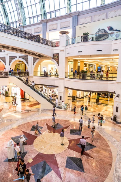 Dubai Verenigde Arabische Emiraten April 2013 Winkelend Publiek Mall Emirates — Stockfoto