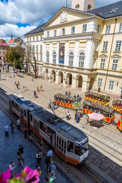 利沃夫 乌克兰 2014年7月27日 旧电车是在历史中心的利沃夫在集市广场在一个夏天的日子 — 图库照片