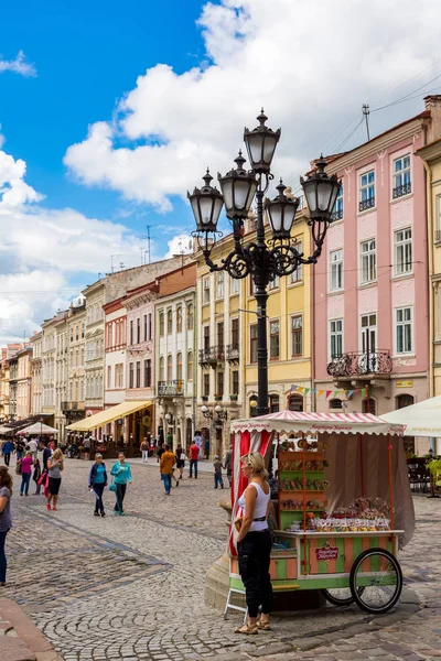 リヴィウ ウクライナ 2014 市場正方形 歴史的な夏の日のリボフ ウクライナ の町の観光の中心地 — ストック写真