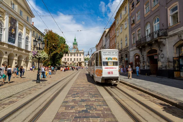 利沃夫 乌克兰 2014 老电车是在利沃夫历史中心市场广场上 — 图库照片
