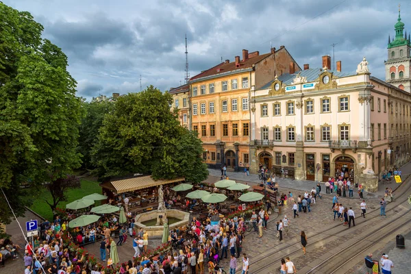 リヴィウ ウクライナ 2014 市場正方形 歴史的な夏の日のリボフ ウクライナ の町の観光の中心地 — ストック写真