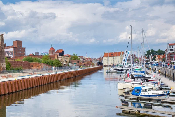 Gdansk Polonia Junio 2014 Barco Turístico Coloridas Casas Históricas Reflejan —  Fotos de Stock