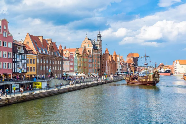 Gdansk Polonia Junio 2014 Barco Turístico Coloridas Casas Históricas Reflejan —  Fotos de Stock