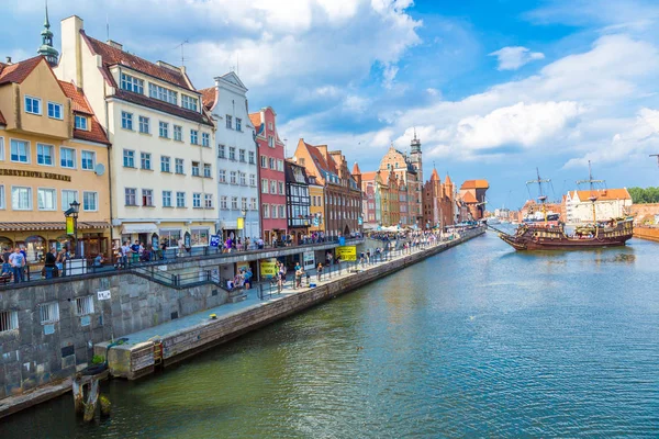 Gdansk Poland June 2014 Tourist Ship Colourful Historic Houses Reflection — Stock Photo, Image