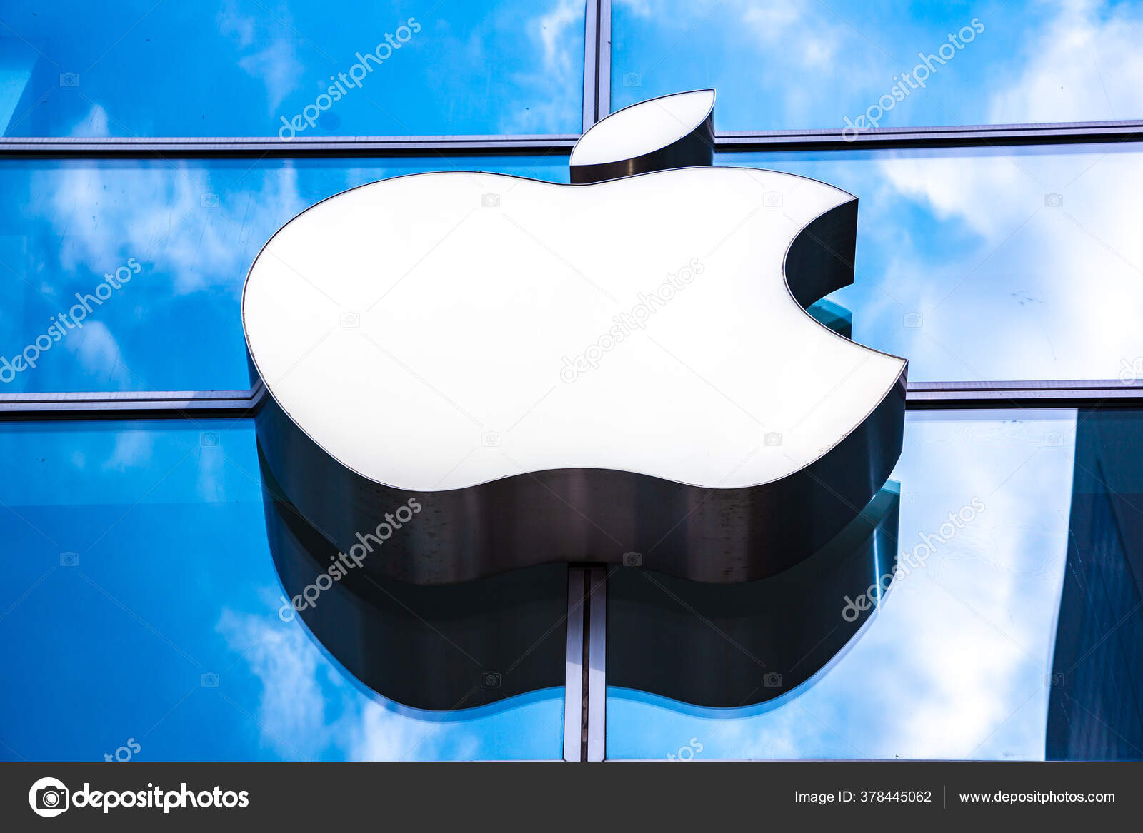 O logotipo da apple store na entrada da fifth avenue em nova york