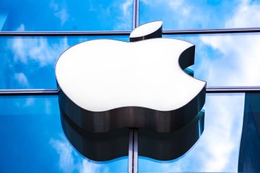 NEW YORK CITY, ABD - 15 Mart 2020: New York, ABD 'deki Apple Fifth Avenue' de Apple mağaza logosu
