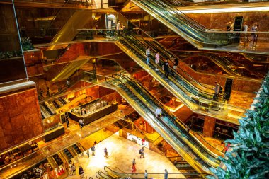 NEW YORK CITY, ABD - 29 Mart 2020: New York City, ABD 'deki Trump Tower binasının içi