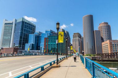 BOSTON, ABD - 29 Mart 2020: Güneşli bir günde Boston şehir manzarasının panoramik manzarası, ABD