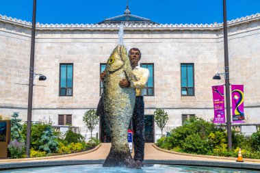 Chicago, ABD - 29 Mart 2020: Shedd Akvaryum binasının yanındaki Balıklı Adam heykeli, ABD