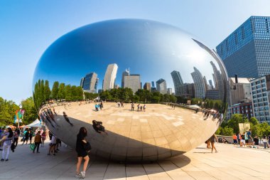 Chicago, ABD - 29 Mart 2020: Şikago, ABD 'de güneşli bir günde Milenyum Parkı' nda Bulut Kapısı heykeli