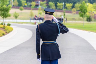 WASHINGTON DC, ABD - 29 Mart 2020: ABD 'nin başkenti Washington' da Arlington 'da düzenlenen askeri defin töreninde ABD' li asker selamlaması