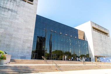 WASHINGTON DC, ABD - 29 Mart 2020: Güneşli bir günde Washington DC 'de Smithsonian Ulusal Hava ve Uzay Müzesi