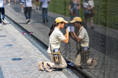 WASHINGTON DC, ABD - 29 Mart 2020: Güneşli bir günde Washington DC 'de Vietnam Gazileri Anıtı' na kazınmış bir isim
