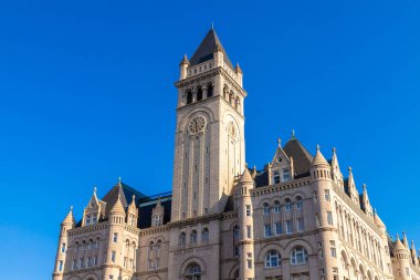 WASHINGTON DC, ABD - 29 Mart 2020: Trump International Hotel (Eski Postane Müzesi) güneşli bir günde, ABD
