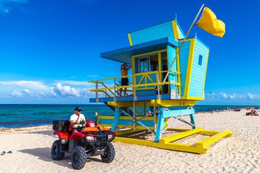 MIAMI BEACH, ABD - 29 Mart 2020: Cankurtaran kulesi ve güneşli bir günde Miami Beach, Florida 'da bir sahil kurtarma aracı