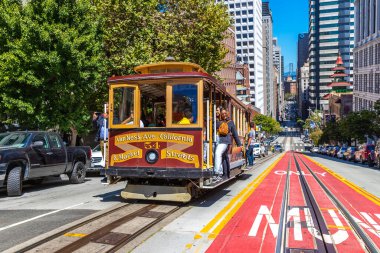 SAN FRANCISCO, ABD - 29 Mart 2020: San Francisco, Kaliforniya, ABD 'deki Cable Car tramvayı