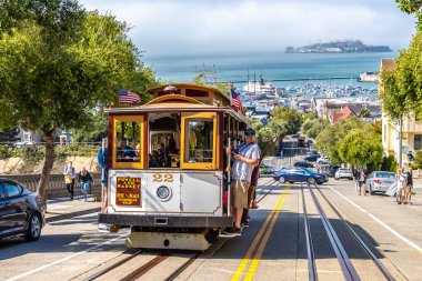 SAN FRANCISCO, ABD - 29 Mart 2020: The Cable car tramvay ve Alcatraz hapishane adası San Francisco, Kaliforniya, ABD