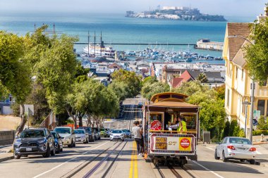 SAN FRANCISCO, ABD - 29 Mart 2020: The Cable car tramvay ve Alcatraz hapishane adası San Francisco, Kaliforniya, ABD